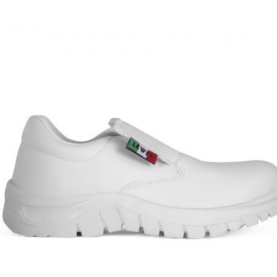 Sapato profissional branco com sola robusta e bandeira italiana visível