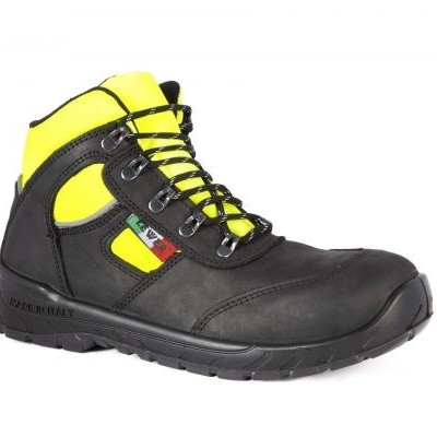 Bota de segurança preta com detalhes amarelos sobre fundo branco