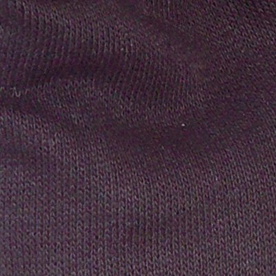 Tecido de malha castanho escuro com textura fina e uniforme