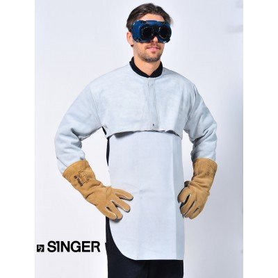 Homem com equipamento de proteção em pele bege e óculos escuros