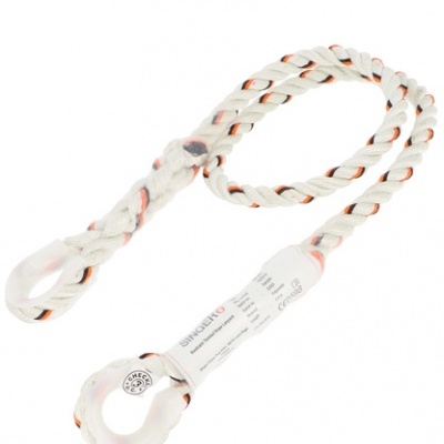 Cabo trançado branco com linhas laranja e preta e olhais reforçados em fundo branco