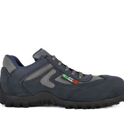 Sapato de segurança azul escuro com sola preta e etiqueta colorida