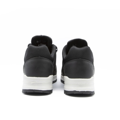 Par de sapatilhas pretas com sola branca visto de trás