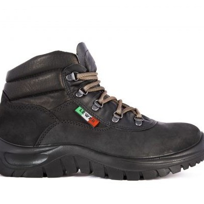 Bota de caminhada preta com sola grossa e etiqueta italiana