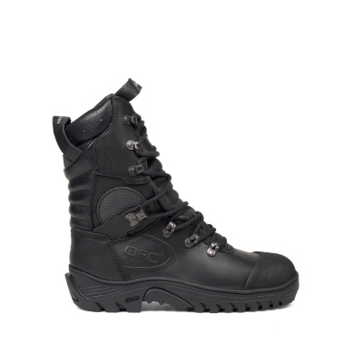 Bota preta alta em pele com atacadores e sola Vibram.