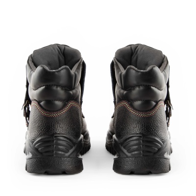 Botas pretas de cano médio vistas de trás em fundo branco