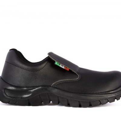 Sapato de segurança preto com sola antiderrapante e etiqueta colorida.