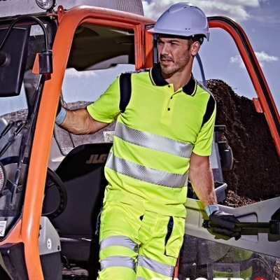 Homem com roupa de segurança amarela fluorescente e capacete branco em veículo de construção