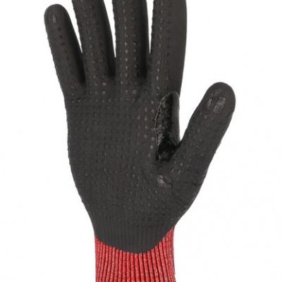 Luva preta com pontos de borracha e punho vermelho e branco.