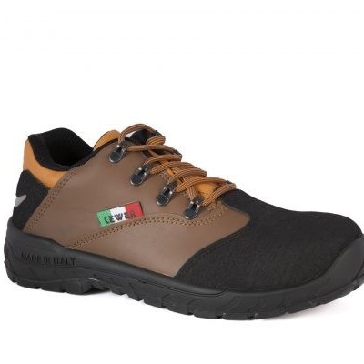 Tênis de segurança castanhos e pretos com detalhe da bandeira italiana