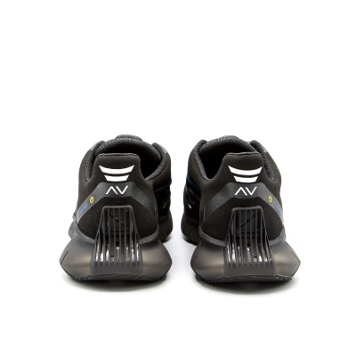 Sapatilhas desportivas pretas vistas de trás