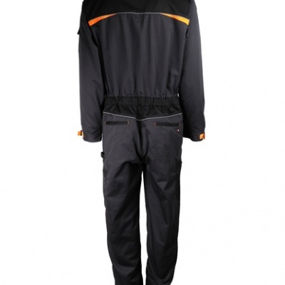 Macacão de trabalho preto com detalhes em laranja