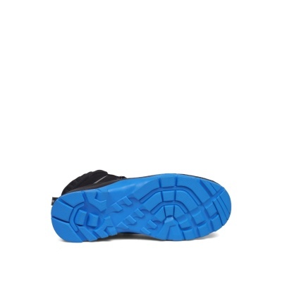 Bota preta com sola azul antiderrapante