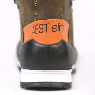 Parte traseira de bota castanha com detalhes pretos e inserto laranja com texto 4EST elite