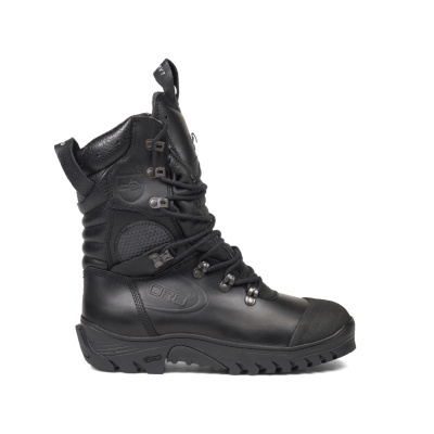 Bota preta de cano alto com sola Vibram e detalhes em couro e metal