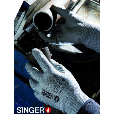 Mãos com luvas cinza da marca SINGER a segurar tubos metálicos