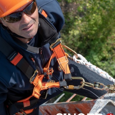 Homem com equipamento de segurança arvorismo em ambiente externo