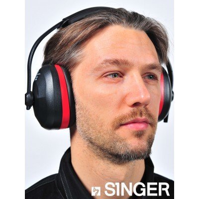 Homem com auscultadores pretos e vermelhos SINGER