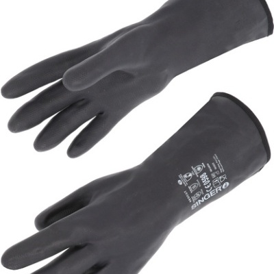 Par de luvas pretas de borracha com texto e símbolos impressos numa luva