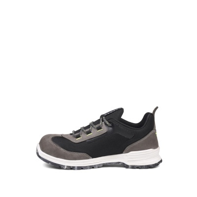 Ténis desportivo preto e cinzento isolado