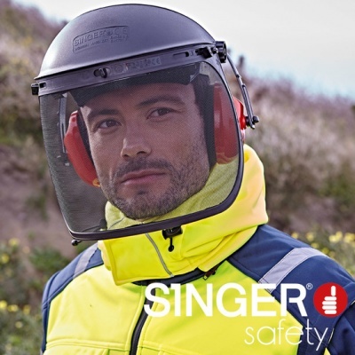 Homem com equipamento de proteção individual e colete amarelo fluorescente