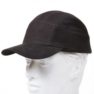 Boné preto com viseira curvada e laterais em rede em manequim branco