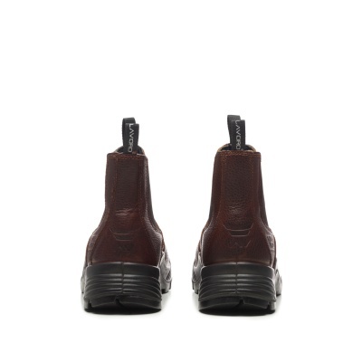 Botins castanhos de couro com sola preta vistos de trás