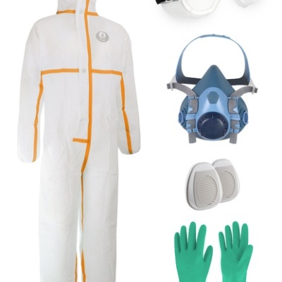 Fato de proteção branco com capuz, óculos transparentes, máscara respiratória azul, filtros brancos e luvas verdes