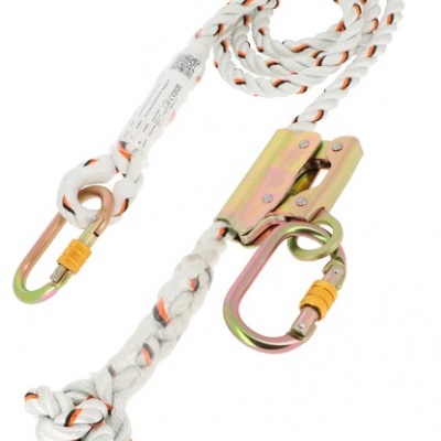 Linha de segurança com corda, mosquetões e sistema metálico de travamento