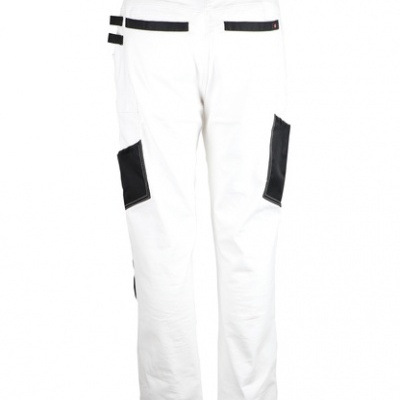 Calças de trabalho brancas com remendos pretos e bolsos sobre fundo branco