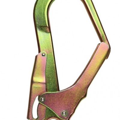 Mosquetão metálico amarelado com alavanca e anel circular