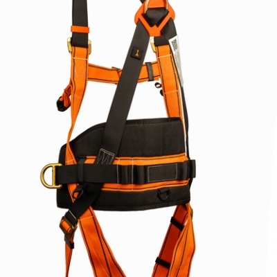 Arnês de segurança laranja e preto com suportes metálicos dourados