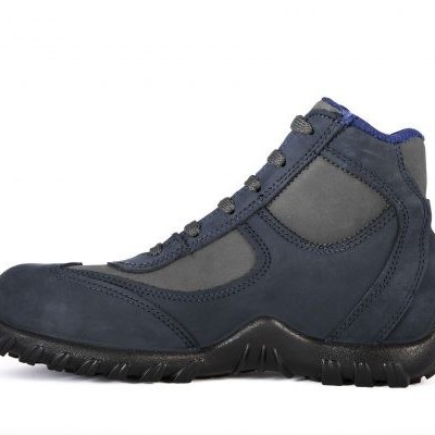 Bota desportiva azul escuro e cinzenta com sola preta