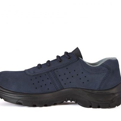 Sapato de segurança azul escuro com sola preta sobre fundo branco