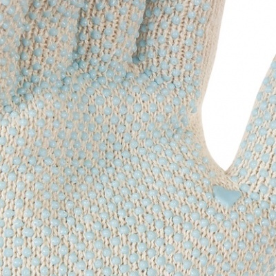 Luva de trabalho bege com pontos antiderrapantes azul claro e detalhe em forma de coração.