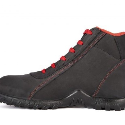 Bota preta com detalhes vermelhos vista lateral direita