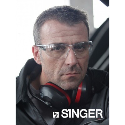 Homem com óculos de proteção e headphones em ambiente industrial com logo by SINGER