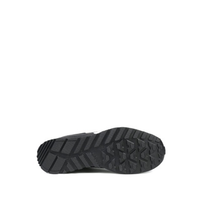 Sola de calçado desportivo preto com padrão antiderrapante