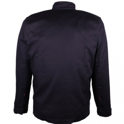 Casaco preto de manga comprida visto de costas com gola levantada