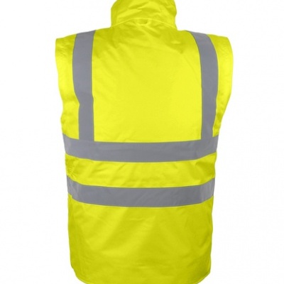 Colete de segurança amarelo com riscas refletoras cinza, visto de costas