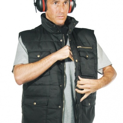 Coletes acolchoado preto com vários bolsos e botão por homem com auriculares de proteção