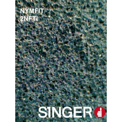 Superfície texturizada preta com textos NYMFIT 2NFTI e SINGER com polegar para cima