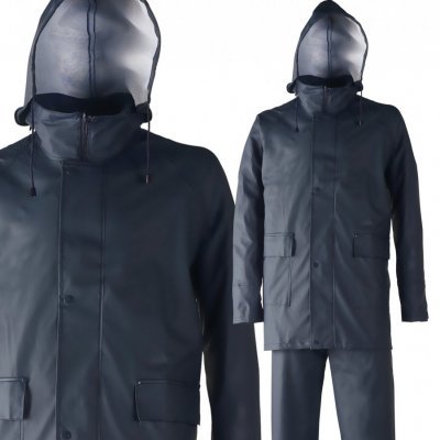 Conjunto impermeável azul escuro composto por casaco com capuz e calças em fundo branco