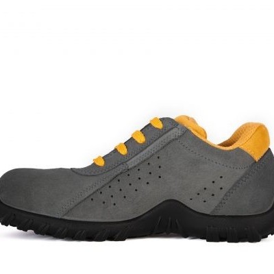 Sapatilha cinzenta com detalhes amarelos, sola preta e atacadores amarelos