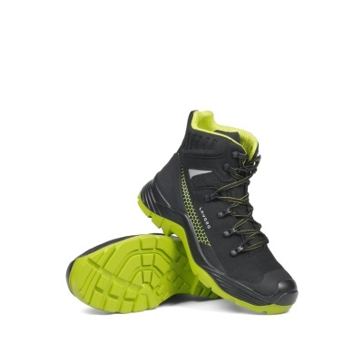 Bota desportiva preta com sola verde e detalhes fluorescentes