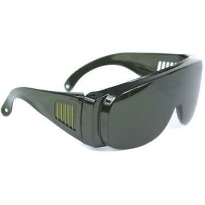 Óculos escuros de proteção preta com lentes escuras e detalhes amarelos nas hastes