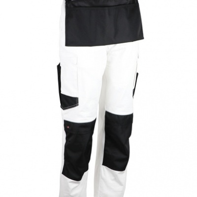 Calças de trabalho brancas com reforços pretos e avental preto na cintura