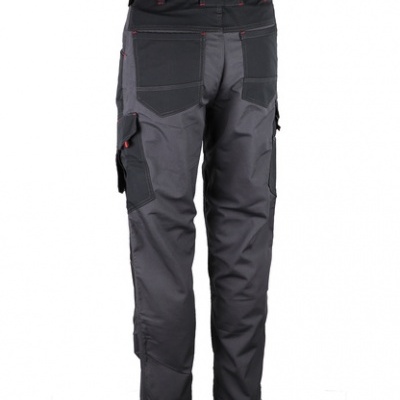 Calças de trabalho cinza escuro com reforços pretos e costuras vermelhas