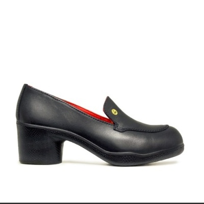 sapato de salto médio em couro preto com interior vermelho e detalhe amarelo