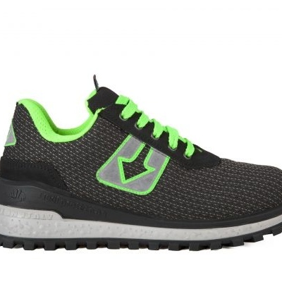 Tênis desportivo cinza escuro com verde e sola preta e branca